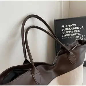 شنطة توت كلاسيكية,شنطة عمل نسائية,شنطة توت بلونين,شنطة جلد بيج وأبيض,شنطة توت واسعة,شنط كتف كلاسيك,شنط رسمية يومية,شنط سرح.