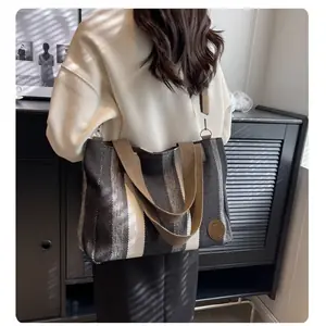 شنطة توت مخططة,شنطة كتف صيفية,شنطة كاجوال مخططة,شنطة بيج وكريمي,شنط توت واسعة,شنطة كروس بودي مخططة,شنط سرح صيفي,شنطة مخططة للشاطئ.