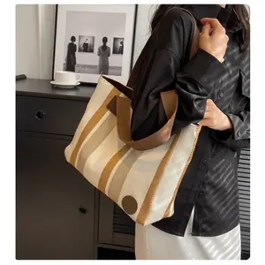 شنطة توت مخططة,شنطة كتف صيفية,شنطة كاجوال مخططة,شنطة بيج وكريمي,شنط توت واسعة,شنطة كروس بودي مخططة,شنط سرح صيفي,شنطة مخططة للشاطئ.