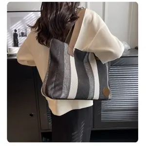 شنطة توت مخططة,شنطة كتف صيفية,شنطة كاجوال مخططة,شنطة بيج وكريمي,شنط توت واسعة,شنطة كروس بودي مخططة,شنط سرح صيفي,شنطة مخططة للشاطئ.