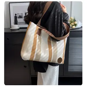 شنطة توت مخططة,شنطة كتف صيفية,شنطة كاجوال مخططة,شنطة بيج وكريمي,شنط توت واسعة,شنطة كروس بودي مخططة,شنط سرح صيفي,شنطة مخططة للشاطئ.