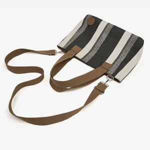 شنطة توت مخططة,شنطة كتف صيفية,شنطة كاجوال مخططة,شنطة بيج وكريمي,شنط توت واسعة,شنطة كروس بودي مخططة,شنط سرح صيفي,شنطة مخططة للشاطئ.