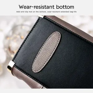 شنطة توت رمادية,شنطة كتف واسعة,شنطة جلد للعمل,شنطة رمادي فاتح,شنطة بمقابض مضفورة,شنط يومية عملية,شنطة كتف كلاسيك,شنط سرح.