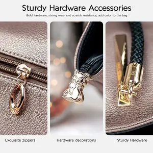 شنطة توت رمادية,شنطة كتف واسعة,شنطة جلد للعمل,شنطة رمادي فاتح,شنطة بمقابض مضفورة,شنط يومية عملية,شنطة كتف كلاسيك,شنط سرح.