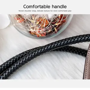 شنطة توت رمادية,شنطة كتف واسعة,شنطة جلد للعمل,شنطة رمادي فاتح,شنطة بمقابض مضفورة,شنط يومية عملية,شنطة كتف كلاسيك,شنط سرح.