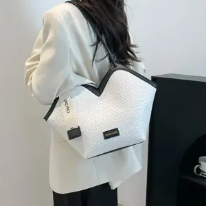 شنطة كتف سوداء,شنطة توت عصرية,شنطة كبيرة للجامعة,شنطة بتصميم هندسي,شنطة بنقشة شبكية,شنطة بحزام شعار,شنط سوداء يومية,شنط سرح.