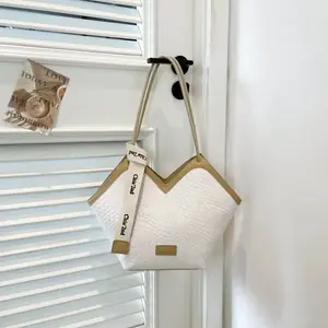 شنطة كتف سوداء,شنطة توت عصرية,شنطة كبيرة للجامعة,شنطة بتصميم هندسي,شنطة بنقشة شبكية,شنطة بحزام شعار,شنط سوداء يومية,شنط سرح.