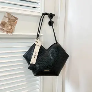 شنطة كتف سوداء,شنطة توت عصرية,شنطة كبيرة للجامعة,شنطة بتصميم هندسي,شنطة بنقشة شبكية,شنطة بحزام شعار,شنط سوداء يومية,شنط سرح.