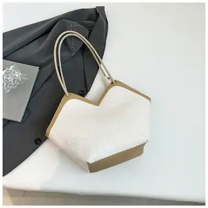 شنطة كتف سوداء,شنطة توت عصرية,شنطة كبيرة للجامعة,شنطة بتصميم هندسي,شنطة بنقشة شبكية,شنطة بحزام شعار,شنط سوداء يومية,شنط سرح.