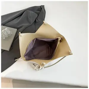 شنطة كتف سوداء,شنطة توت عصرية,شنطة كبيرة للجامعة,شنطة بتصميم هندسي,شنطة بنقشة شبكية,شنطة بحزام شعار,شنط سوداء يومية,شنط سرح.