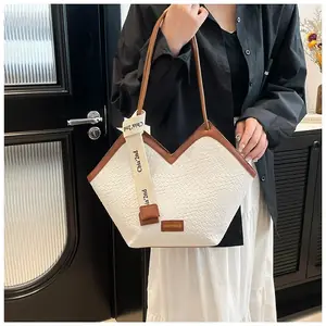 شنطة كتف سوداء,شنطة توت عصرية,شنطة كبيرة للجامعة,شنطة بتصميم هندسي,شنطة بنقشة شبكية,شنطة بحزام شعار,شنط سوداء يومية,شنط سرح.