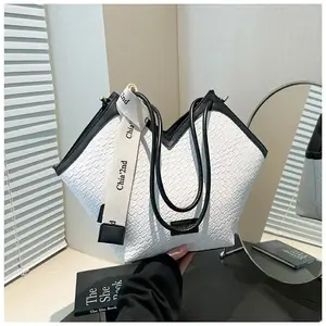 شنطة كتف سوداء,شنطة توت عصرية,شنطة كبيرة للجامعة,شنطة بتصميم هندسي,شنطة بنقشة شبكية,شنطة بحزام شعار,شنط سوداء يومية,شنط سرح.