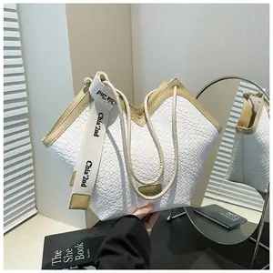 شنطة كتف سوداء,شنطة توت عصرية,شنطة كبيرة للجامعة,شنطة بتصميم هندسي,شنطة بنقشة شبكية,شنطة بحزام شعار,شنط سوداء يومية,شنط سرح.