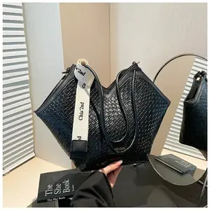 شنطة كتف سوداء,شنطة توت عصرية,شنطة كبيرة للجامعة,شنطة بتصميم هندسي,شنطة بنقشة شبكية,شنطة بحزام شعار,شنط سوداء يومية,شنط سرح.