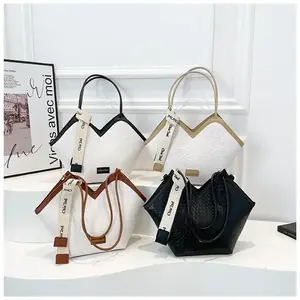 شنطة كتف سوداء,شنطة توت عصرية,شنطة كبيرة للجامعة,شنطة بتصميم هندسي,شنطة بنقشة شبكية,شنطة بحزام شعار,شنط سوداء يومية,شنط سرح.