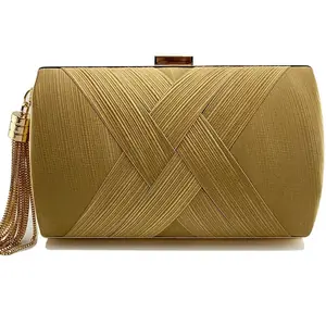 شنطة كلاچ صندوقية,شنطة خضراء بذهبي,شنطة شرّابة ذهبية,شنط سهرة فخمة,شنطة أخضر غامق,شنطة ضفائر,شنط مناسبات نسائية,شنط سرح.