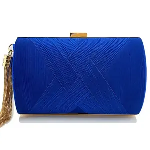 شنطة كلاچ صندوقية,شنطة خضراء بذهبي,شنطة شرّابة ذهبية,شنط سهرة فخمة,شنطة أخضر غامق,شنطة ضفائر,شنط مناسبات نسائية,شنط سرح.