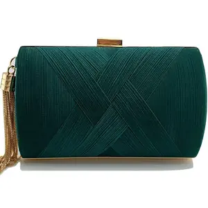 شنطة كلاچ صندوقية,شنطة خضراء بذهبي,شنطة شرّابة ذهبية,شنط سهرة فخمة,شنطة أخضر غامق,شنطة ضفائر,شنط مناسبات نسائية,شنط سرح.