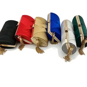 شنطة كلاچ صندوقية,شنطة خضراء بذهبي,شنطة شرّابة ذهبية,شنط سهرة فخمة,شنطة أخضر غامق,شنطة ضفائر,شنط مناسبات نسائية,شنط سرح.