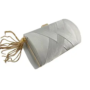 شنطة كلاچ صندوقية,شنطة خضراء بذهبي,شنطة شرّابة ذهبية,شنط سهرة فخمة,شنطة أخضر غامق,شنطة ضفائر,شنط مناسبات نسائية,شنط سرح.