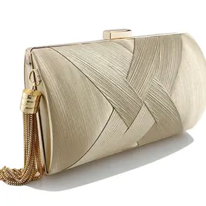 شنطة كلاچ صندوقية,شنطة خضراء بذهبي,شنطة شرّابة ذهبية,شنط سهرة فخمة,شنطة أخضر غامق,شنطة ضفائر,شنط مناسبات نسائية,شنط سرح.