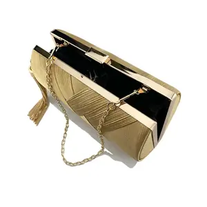 شنطة كلاچ صندوقية,شنطة خضراء بذهبي,شنطة شرّابة ذهبية,شنط سهرة فخمة,شنطة أخضر غامق,شنطة ضفائر,شنط مناسبات نسائية,شنط سرح.