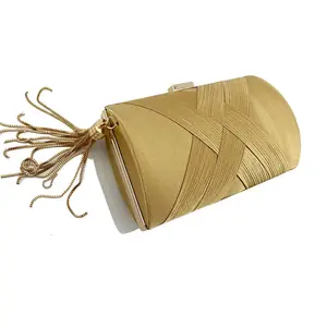 شنطة كلاچ صندوقية,شنطة خضراء بذهبي,شنطة شرّابة ذهبية,شنط سهرة فخمة,شنطة أخضر غامق,شنطة ضفائر,شنط مناسبات نسائية,شنط سرح.