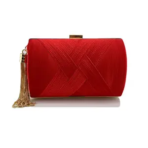 شنطة كلاچ صندوقية,شنطة خضراء بذهبي,شنطة شرّابة ذهبية,شنط سهرة فخمة,شنطة أخضر غامق,شنطة ضفائر,شنط مناسبات نسائية,شنط سرح.