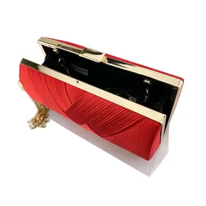 شنطة كلاچ صندوقية,شنطة خضراء بذهبي,شنطة شرّابة ذهبية,شنط سهرة فخمة,شنطة أخضر غامق,شنطة ضفائر,شنط مناسبات نسائية,شنط سرح.