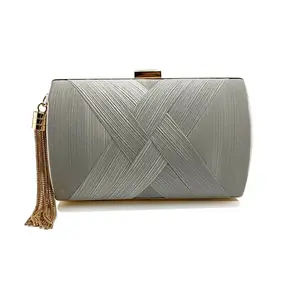 شنطة كلاچ صندوقية,شنطة خضراء بذهبي,شنطة شرّابة ذهبية,شنط سهرة فخمة,شنطة أخضر غامق,شنطة ضفائر,شنط مناسبات نسائية,شنط سرح.