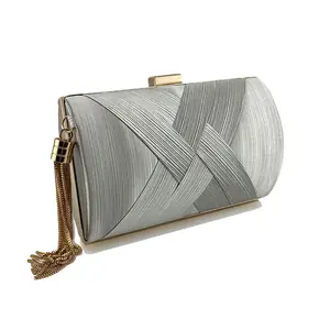 شنطة كلاچ صندوقية,شنطة خضراء بذهبي,شنطة شرّابة ذهبية,شنط سهرة فخمة,شنطة أخضر غامق,شنطة ضفائر,شنط مناسبات نسائية,شنط سرح.