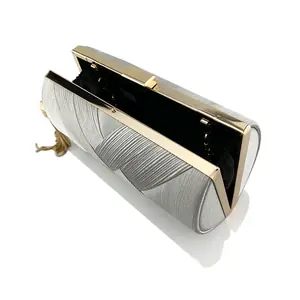 شنطة كلاچ صندوقية,شنطة خضراء بذهبي,شنطة شرّابة ذهبية,شنط سهرة فخمة,شنطة أخضر غامق,شنطة ضفائر,شنط مناسبات نسائية,شنط سرح.