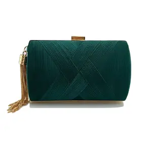 شنطة كلاچ صندوقية,شنطة خضراء بذهبي,شنطة شرّابة ذهبية,شنط سهرة فخمة,شنطة أخضر غامق,شنطة ضفائر,شنط مناسبات نسائية,شنط سرح.