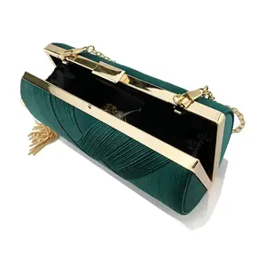 شنطة كلاچ صندوقية,شنطة خضراء بذهبي,شنطة شرّابة ذهبية,شنط سهرة فخمة,شنطة أخضر غامق,شنطة ضفائر,شنط مناسبات نسائية,شنط سرح.