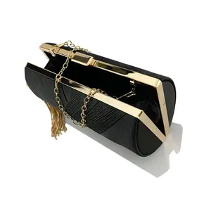 شنطة كلاچ صندوقية,شنطة خضراء بذهبي,شنطة شرّابة ذهبية,شنط سهرة فخمة,شنطة أخضر غامق,شنطة ضفائر,شنط مناسبات نسائية,شنط سرح.