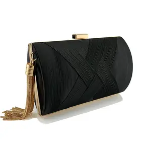 شنطة كلاچ صندوقية,شنطة خضراء بذهبي,شنطة شرّابة ذهبية,شنط سهرة فخمة,شنطة أخضر غامق,شنطة ضفائر,شنط مناسبات نسائية,شنط سرح.