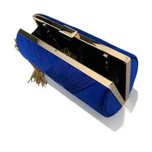 شنطة كلاچ صندوقية,شنطة خضراء بذهبي,شنطة شرّابة ذهبية,شنط سهرة فخمة,شنطة أخضر غامق,شنطة ضفائر,شنط مناسبات نسائية,شنط سرح.