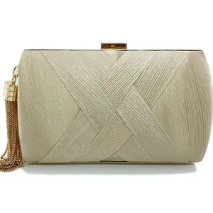 شنطة كلاچ صندوقية,شنطة خضراء بذهبي,شنطة شرّابة ذهبية,شنط سهرة فخمة,شنطة أخضر غامق,شنطة ضفائر,شنط مناسبات نسائية,شنط سرح.