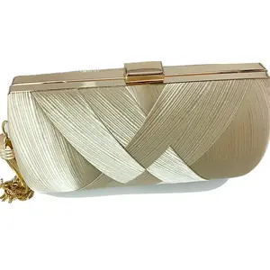 شنطة كلاچ صندوقية,شنطة خضراء بذهبي,شنطة شرّابة ذهبية,شنط سهرة فخمة,شنطة أخضر غامق,شنطة ضفائر,شنط مناسبات نسائية,شنط سرح.