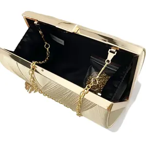 شنطة كلاچ صندوقية,شنطة خضراء بذهبي,شنطة شرّابة ذهبية,شنط سهرة فخمة,شنطة أخضر غامق,شنطة ضفائر,شنط مناسبات نسائية,شنط سرح.