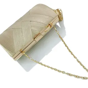 شنطة كلاچ صندوقية,شنطة خضراء بذهبي,شنطة شرّابة ذهبية,شنط سهرة فخمة,شنطة أخضر غامق,شنطة ضفائر,شنط مناسبات نسائية,شنط سرح.