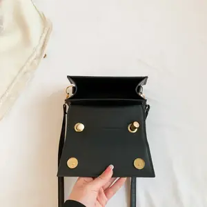 حقيبة كروس نسائية صغيرة، شنطة كروس من سرح، شنطة كتف أنيقة من سرح، شنطة نسائية صغيرة من سرح، شنطة PU فاخرة من سرح، شنط كروس نسائية من سرح، شنطة صغيرة أنيقة، شنطة خفيفة من سرح، شنطة عمل نسائية من سرح، شنطة جامعة من سرح، شنطة تسوق نسائية من سرح، شنطة يومية من سرح، شنطة كروس بودي نسائية من سرح، شنطة كتف كاجوال من سرح، شنط نسائية موضة 2025، متجر سرح للشنط النسائية، شنطة PU ناعمة من سرح، شنطة نسائية عصرية، شنطة صغيرة راقية من سرح، شنطة نسائية عملية من سرح