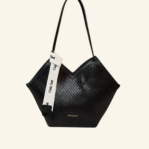 شنطة يد نسائية منسوجة بتصميم عصري أنيق